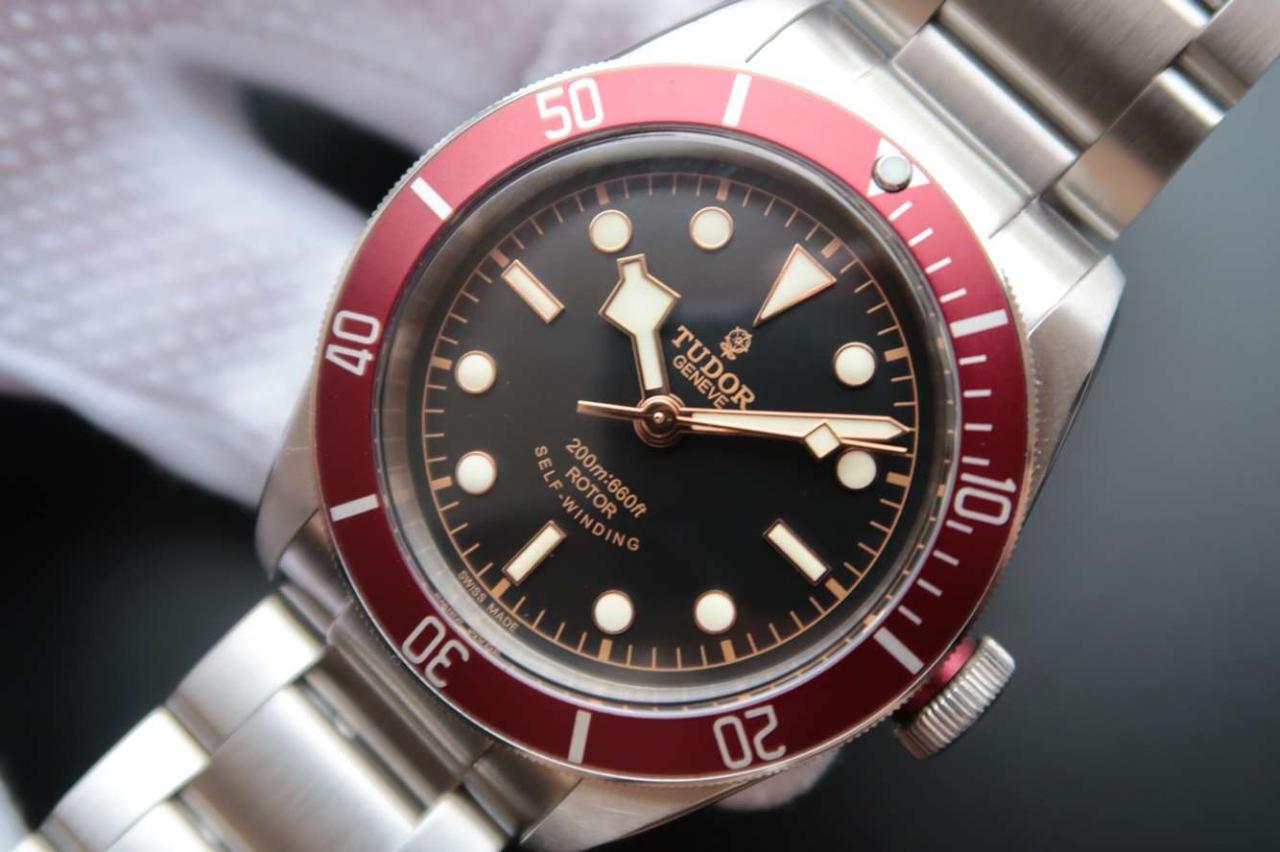 帝舵碧湾系列79220R 不锈钢表带腕表(小红花)