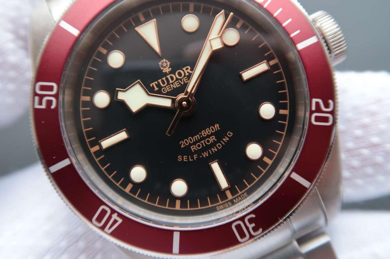 帝舵碧湾系列79220R 不锈钢表带腕表(小红花)
