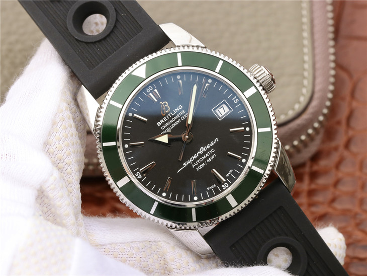 百年灵超级海洋文化系列A1732136.BA61(Ocean Racer海洋竞赛橡胶表带)腕表