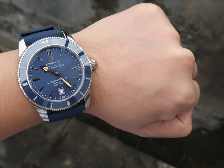 百年灵超级海洋文化系列AB2020161C1S1腕表