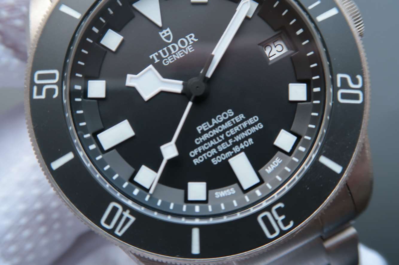 帝舵PELAGOS系列25500TN 钛金属表带腕表
