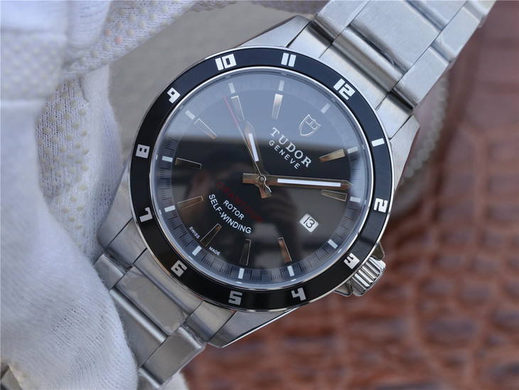 帝舵GRANTOUR系列20500N黑盘钢带腕表