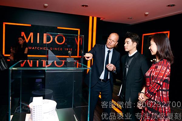 潘玮柏亲临美度展厅，见证典藏再现，续写轻薄传奇