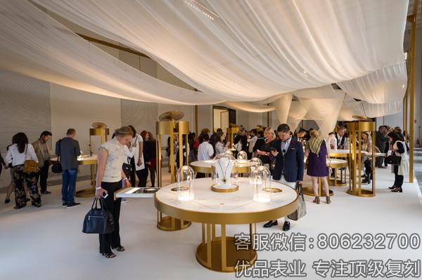 妮可·基德曼优雅揭幕欧米茄“她的时光”展览