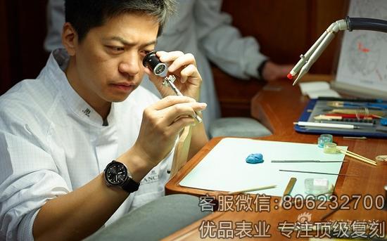 宝珀品牌挚友李健透过目镜研究珐琅工艺